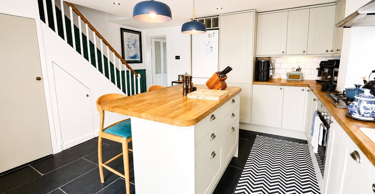 3 bedroom house for sale in London | Robinson Jackson