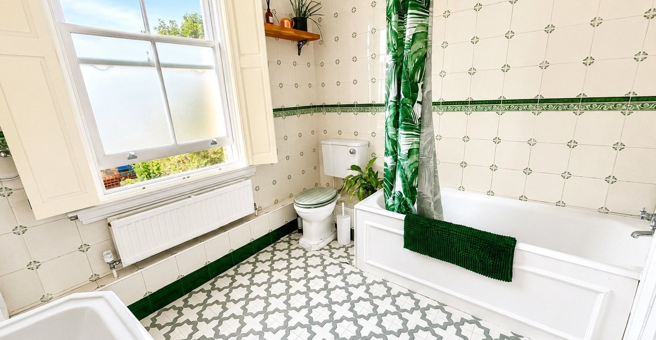 3 bedroom house for sale in London | Robinson Jackson