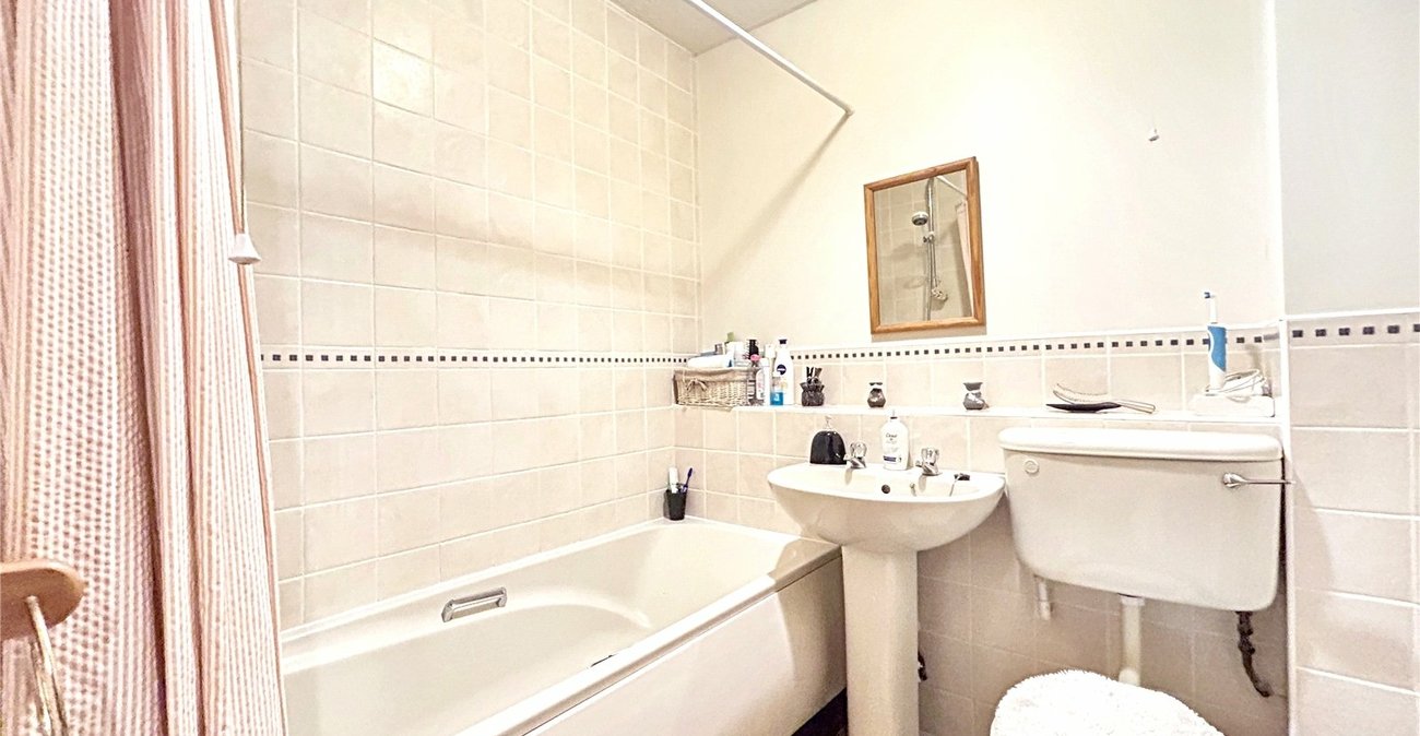 1 bedroom property for sale in Rainham | Robinson Michael & Jackson