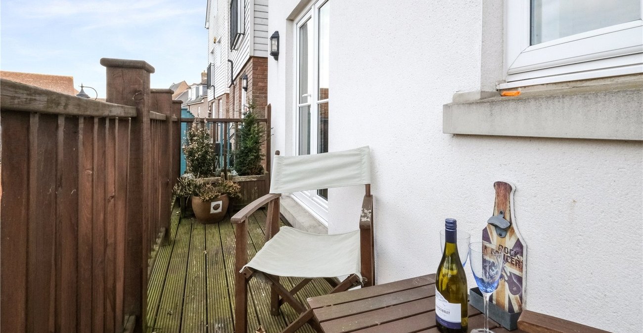 5 bedroom property for sale in Greenhithe | Robinson Jackson
