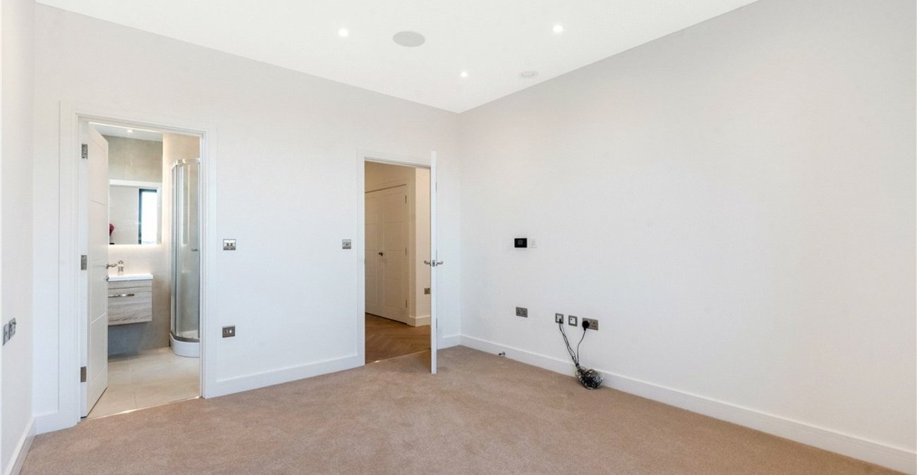 2 bedroom property for sale in 2 Knoll Rise | Robinson Jackson