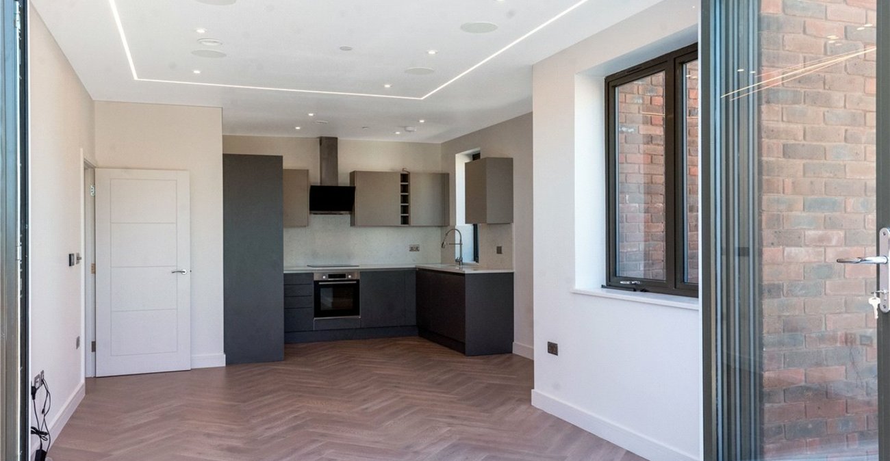 2 bedroom property for sale in 2 Knoll Rise | Robinson Jackson