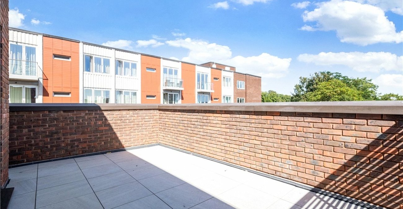 2 bedroom property for sale in 2 Knoll Rise | Robinson Jackson