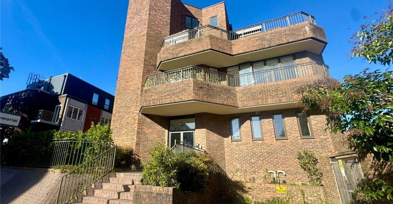 2 bedroom property for sale in 2 Knoll Rise | Robinson Jackson