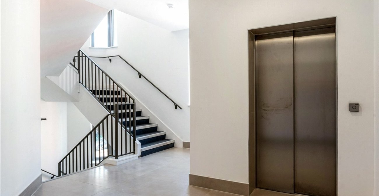 2 bedroom property for sale in 2 Knoll Rise | Robinson Jackson