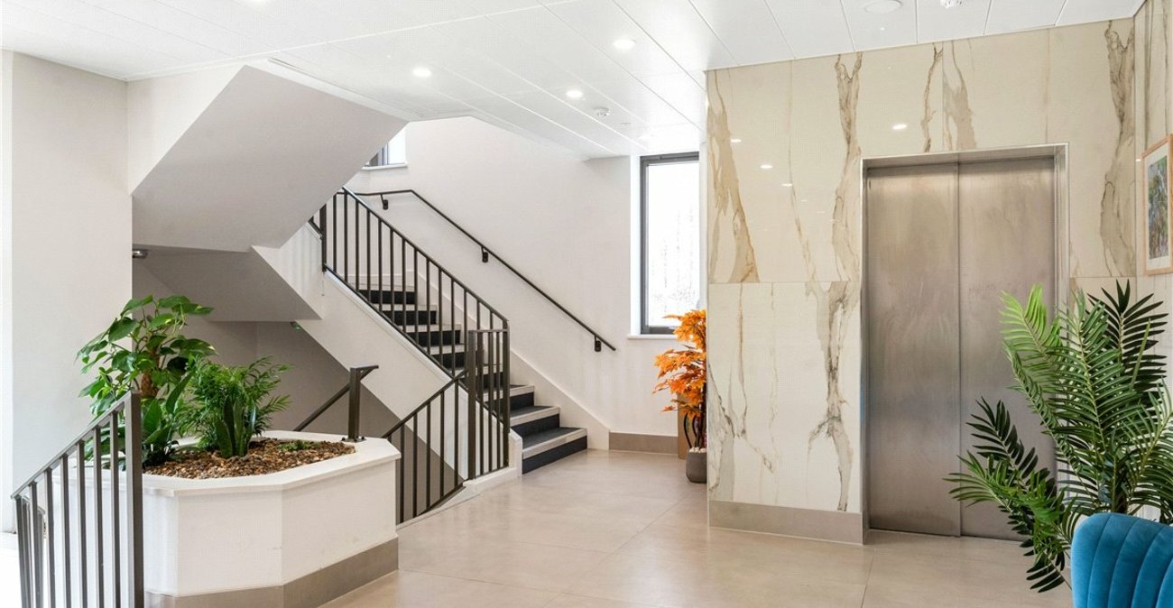 2 bedroom property for sale in 2 Knoll Rise | Robinson Jackson