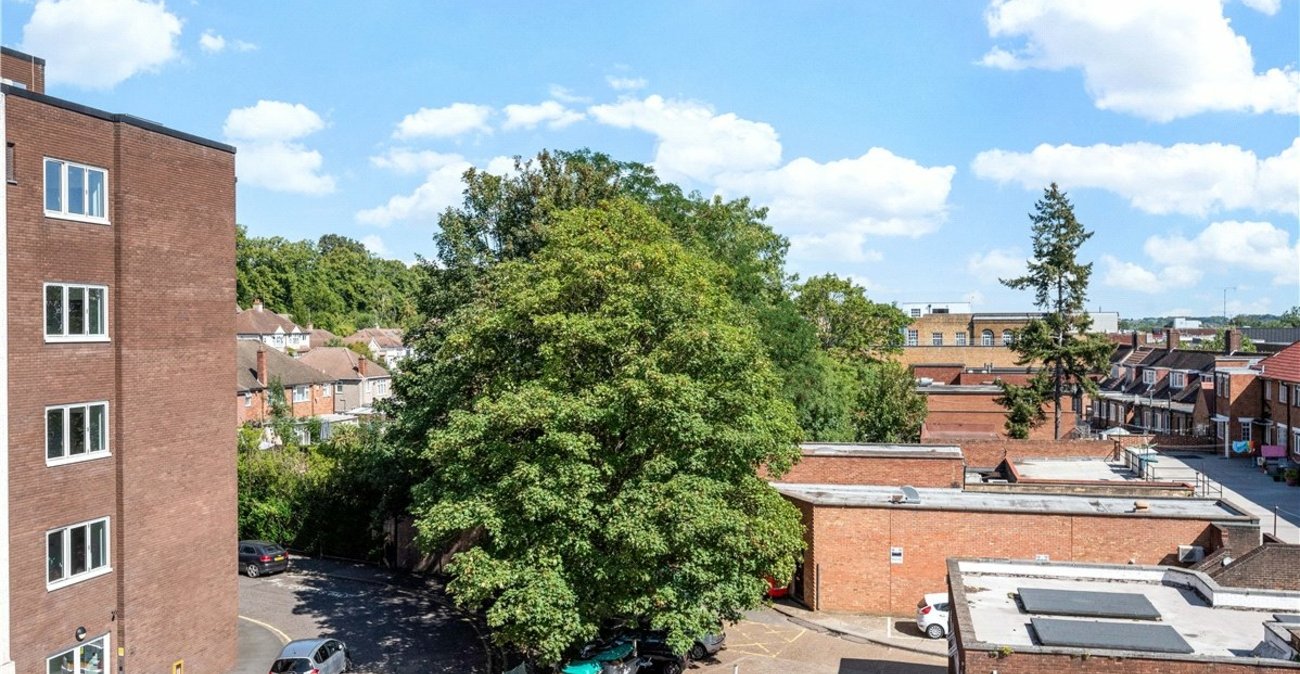 2 bedroom property for sale in 2 Knoll Rise | Robinson Jackson