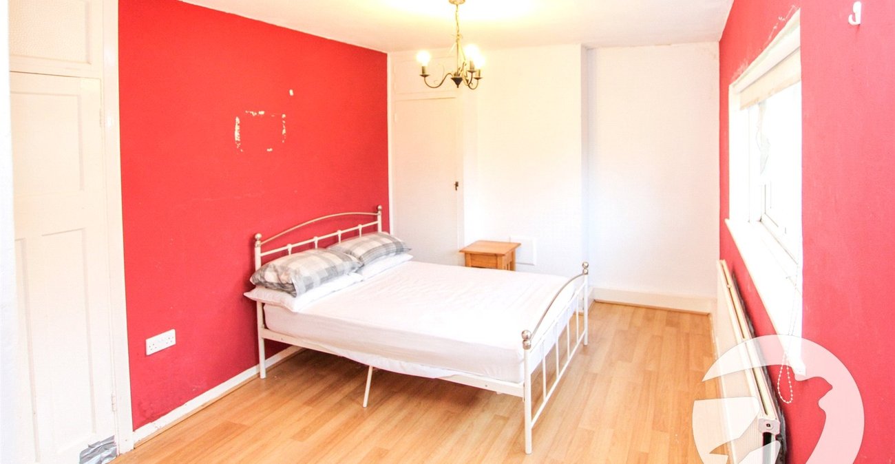 3 bedroom house for sale in London | Robinson Jackson