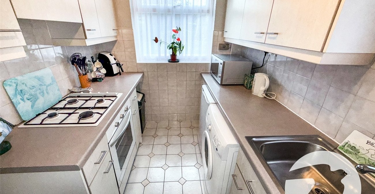 2 bedroom house for sale in London | Robinson Jackson