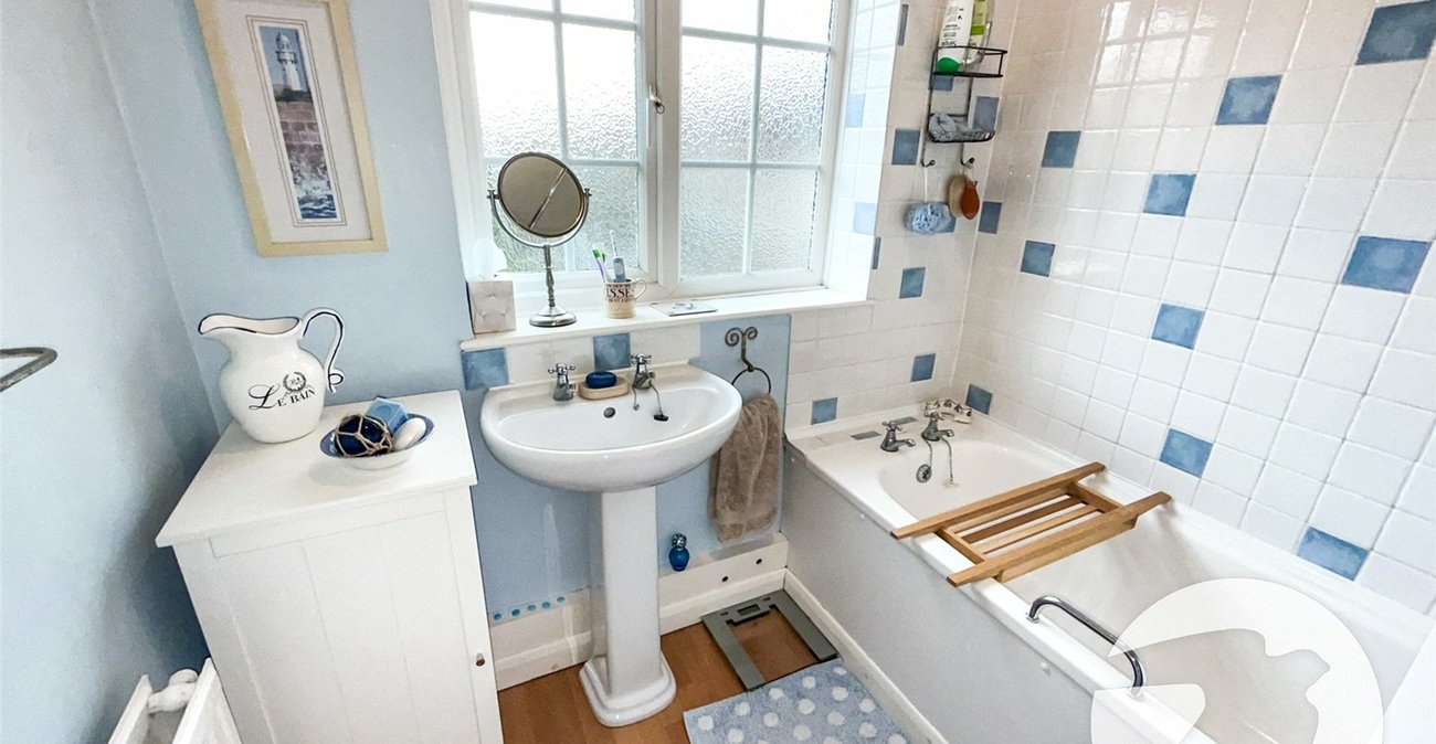 2 bedroom house for sale in London | Robinson Jackson