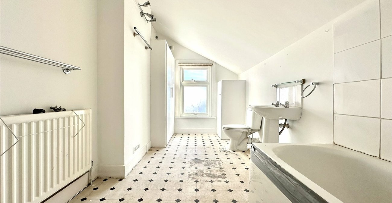 2 bedroom house for sale in Swanscombe | Robinson Jackson