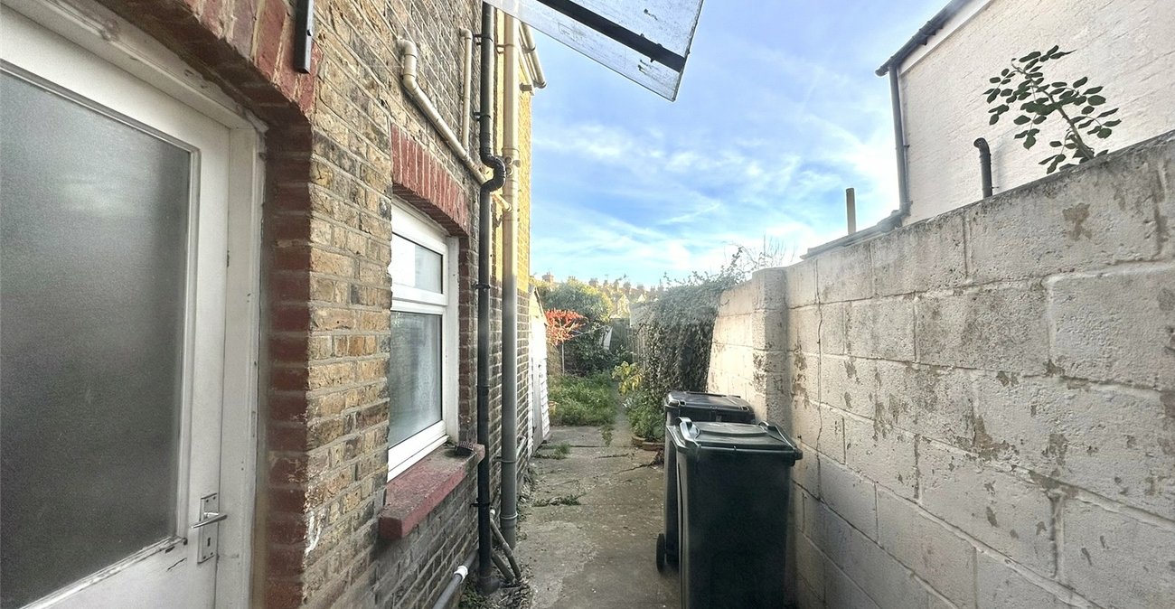 2 bedroom house for sale in Swanscombe | Robinson Jackson