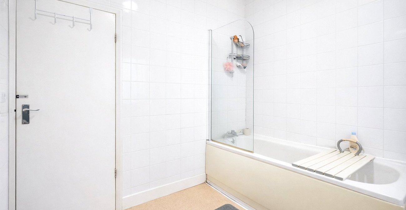 3 bedroom house for sale in London | Robinson Jackson