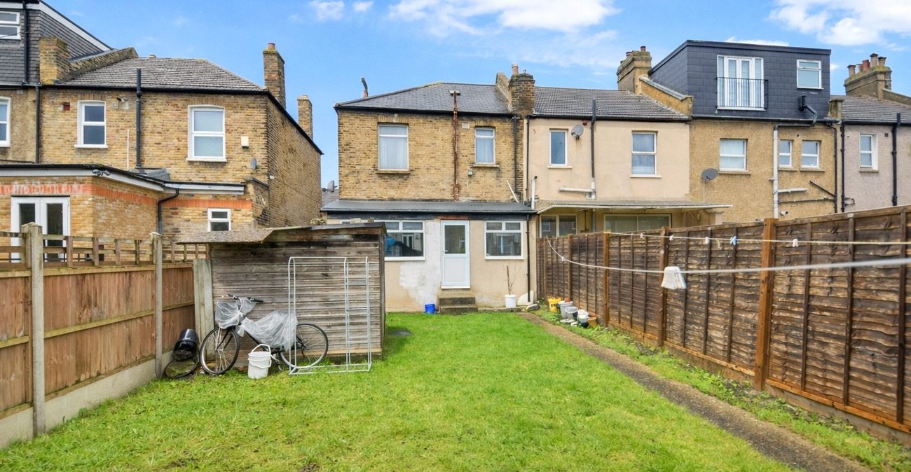3 bedroom house for sale in London | Robinson Jackson
