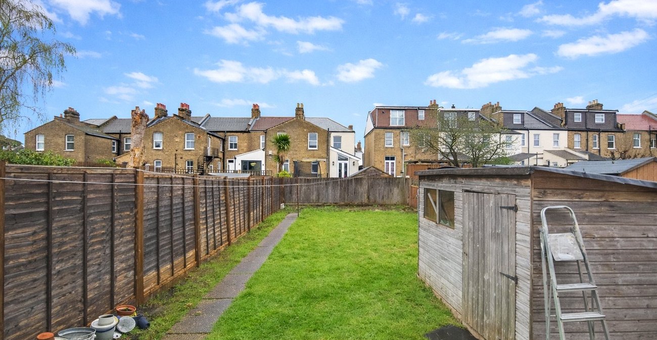 3 bedroom house for sale in London | Robinson Jackson