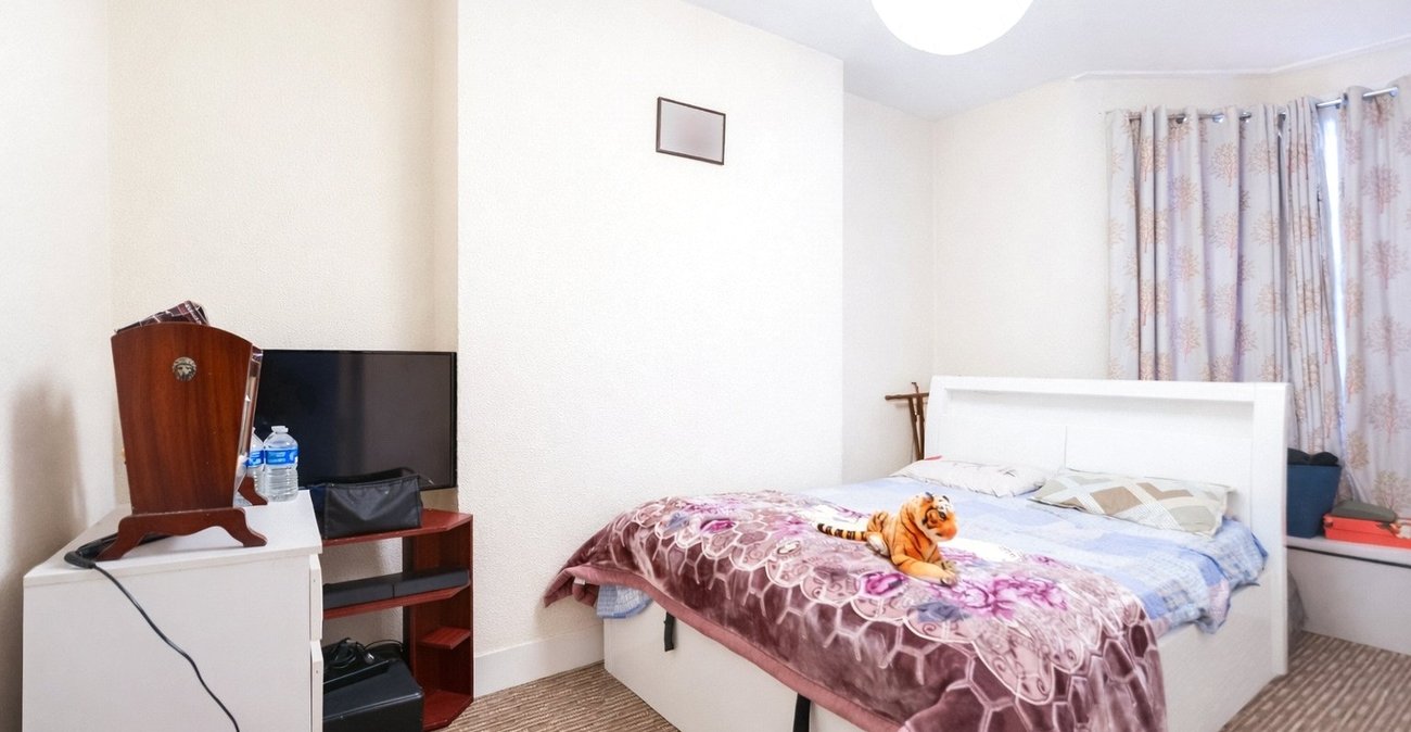 3 bedroom house for sale in London | Robinson Jackson