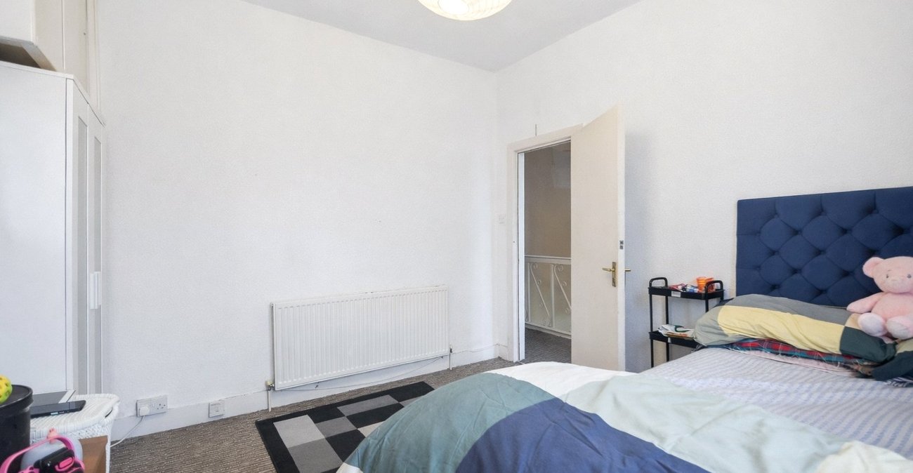 3 bedroom house for sale in London | Robinson Jackson