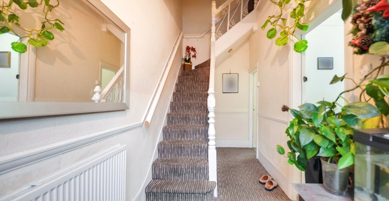 3 bedroom house for sale in London | Robinson Jackson