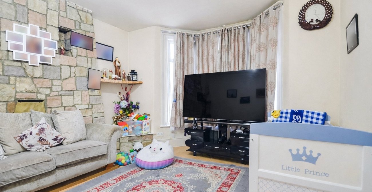 3 bedroom house for sale in London | Robinson Jackson