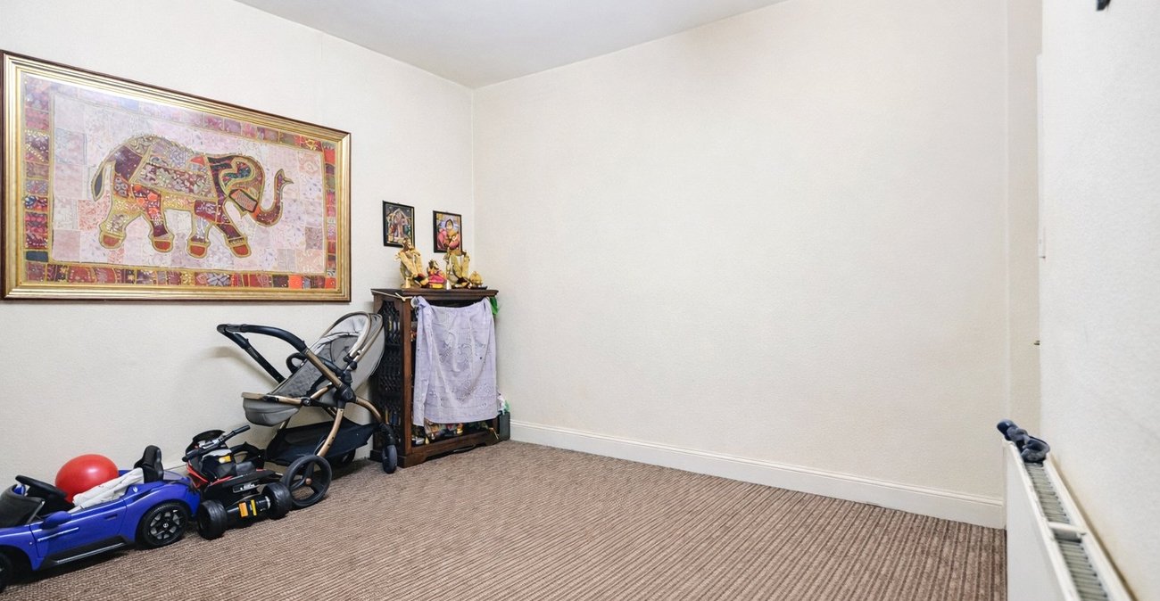 3 bedroom house for sale in London | Robinson Jackson