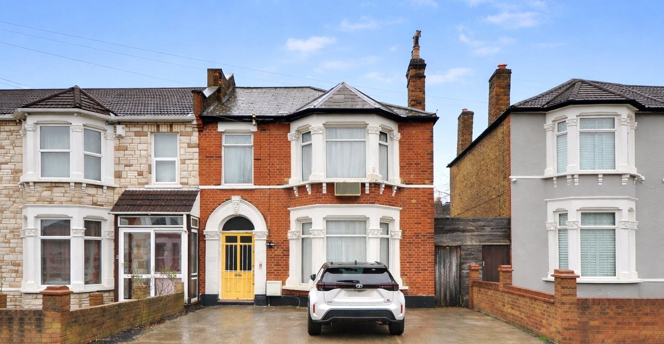 3 bedroom house for sale in London | Robinson Jackson