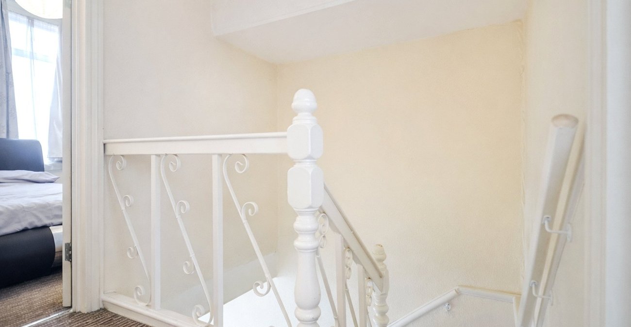 3 bedroom house for sale in London | Robinson Jackson