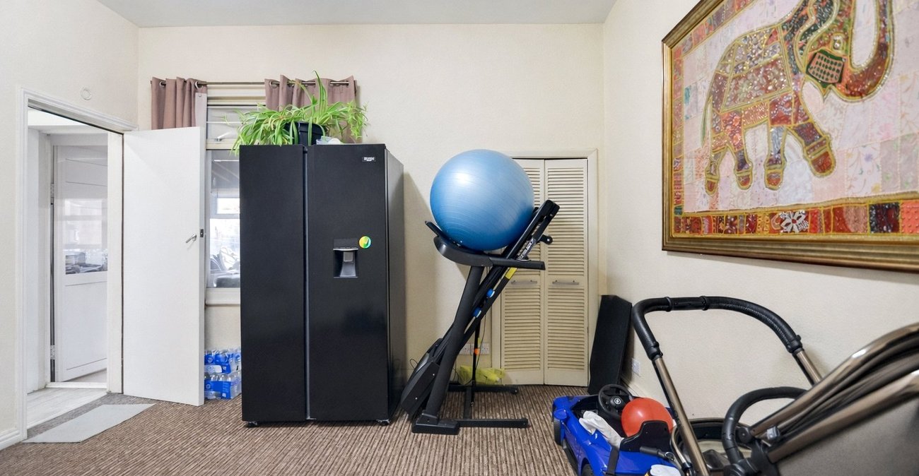 3 bedroom house for sale in London | Robinson Jackson