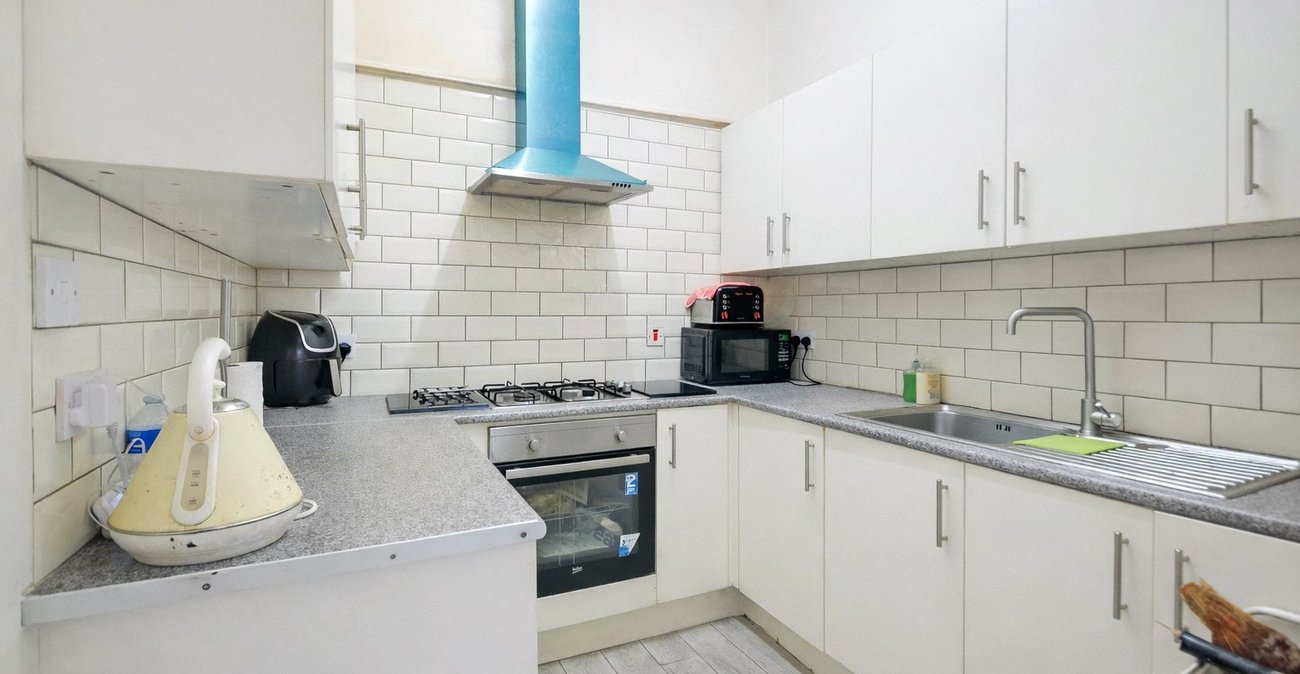 3 bedroom house for sale in London | Robinson Jackson