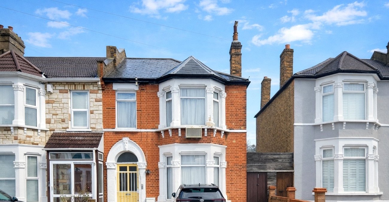 3 bedroom house for sale in London | Robinson Jackson
