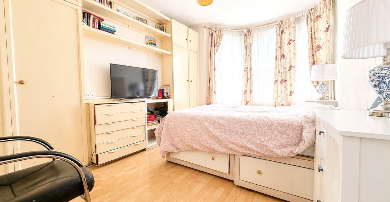4 bedroom house for sale in London | Robinson Jackson