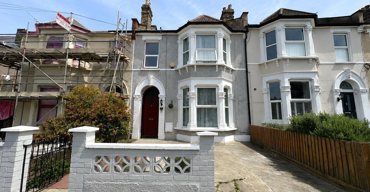 4 bedroom house for sale in London | Robinson Jackson