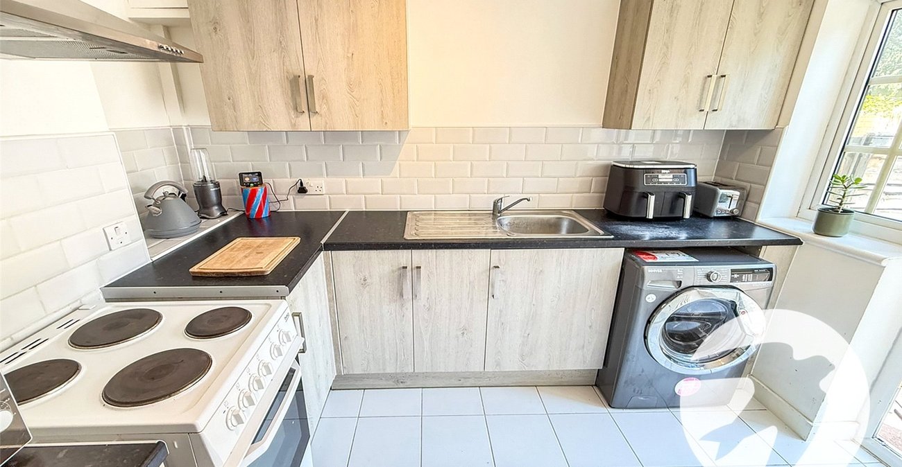 2 bedroom property for sale in London | Robinson Jackson