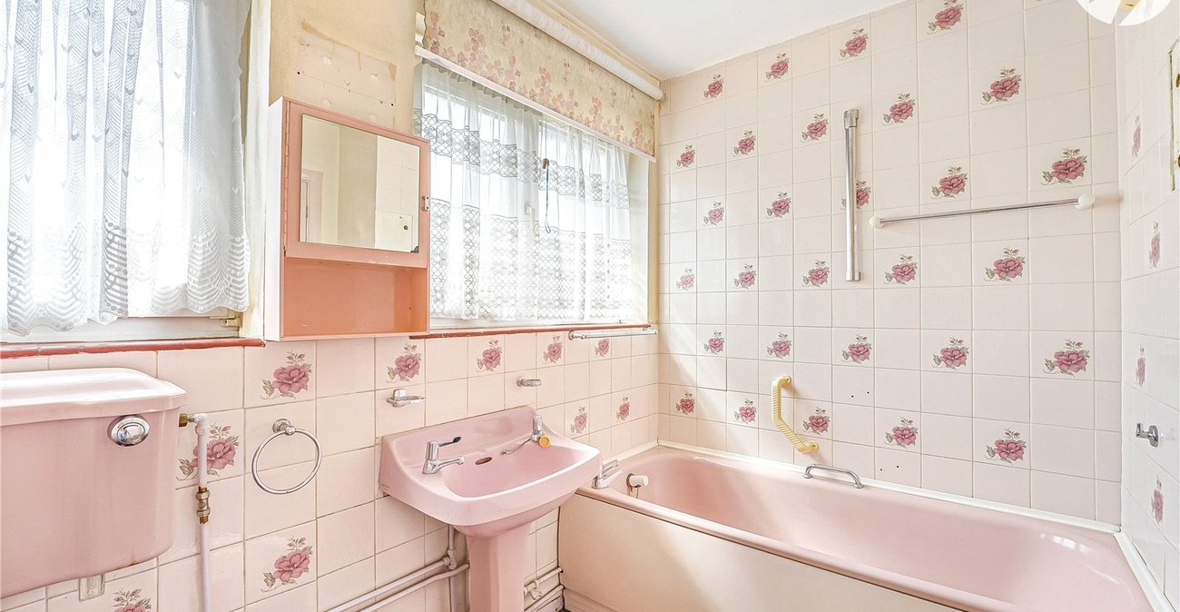 2 bedroom bungalow for sale in Sidcup | Robinson Jackson