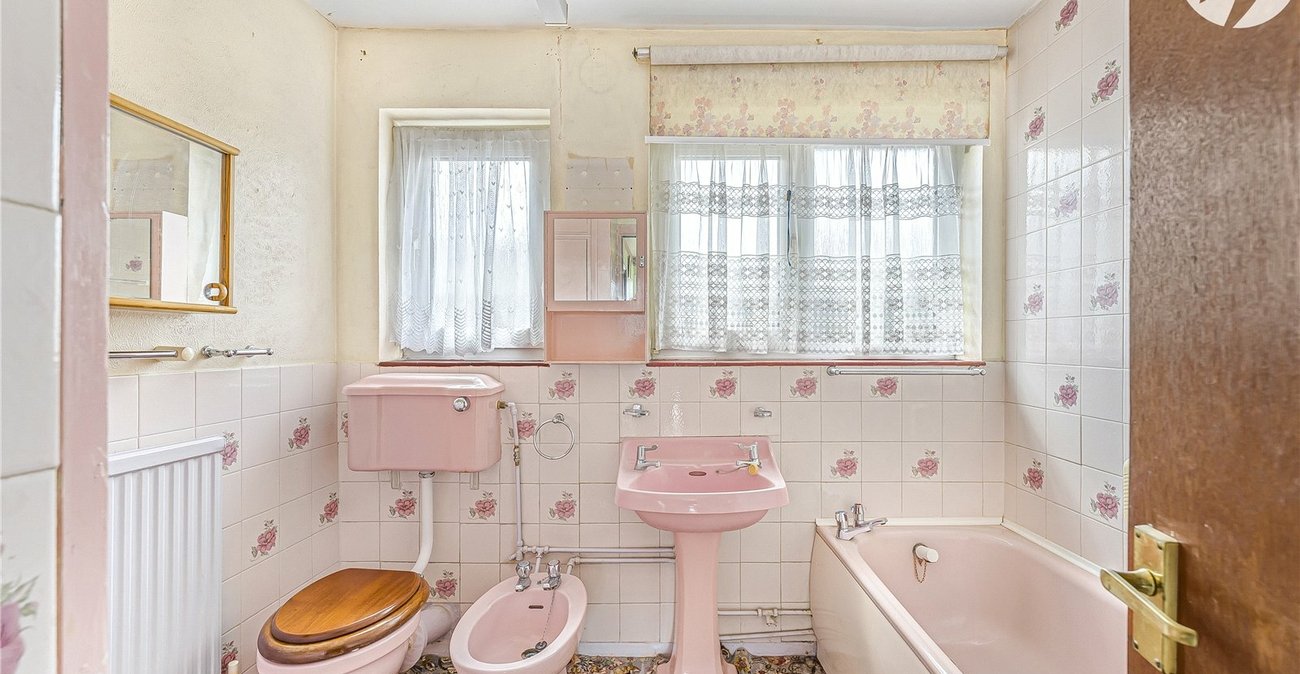 2 bedroom bungalow for sale in Sidcup | Robinson Jackson