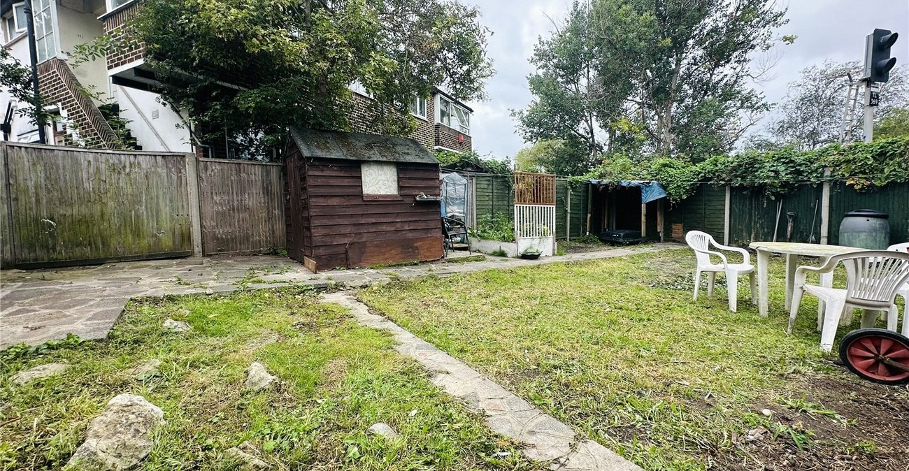 2 bedroom property for sale in London | Robinson Jackson