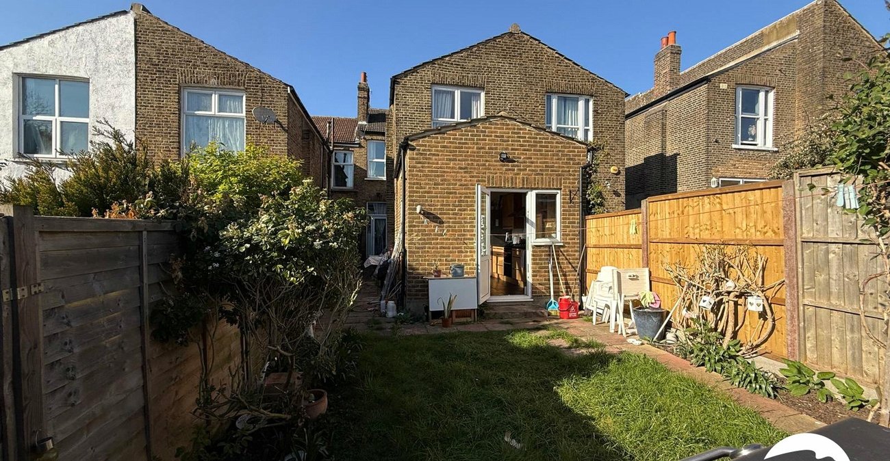 4 bedroom house for sale in London | Robinson Jackson