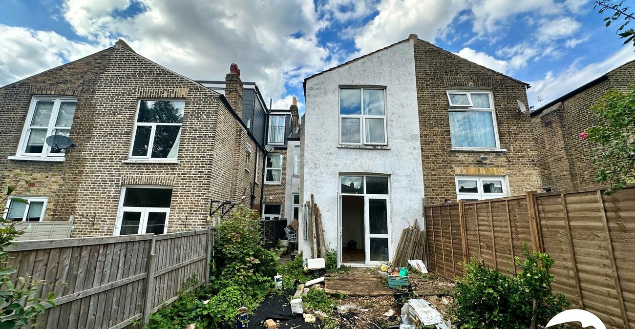 3 bedroom house for sale in London | Robinson Jackson