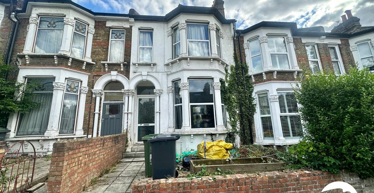 3 bedroom house for sale in London | Robinson Jackson