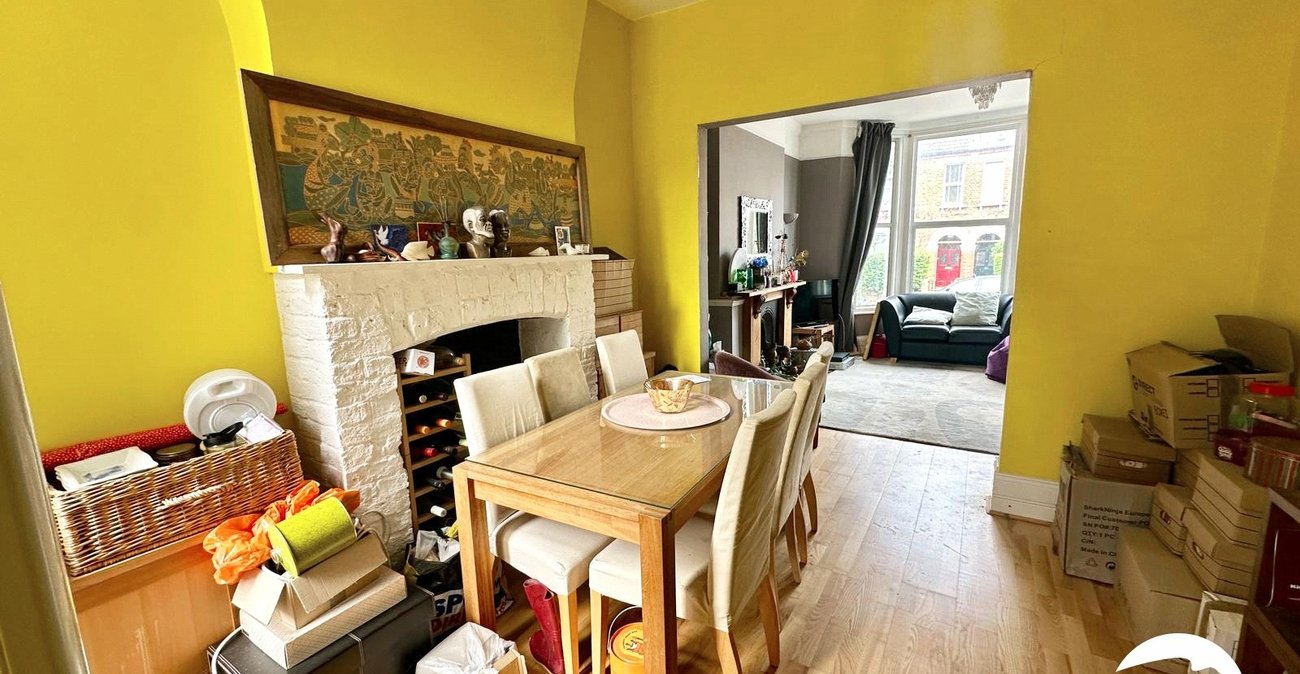 3 bedroom house for sale in London | Robinson Jackson