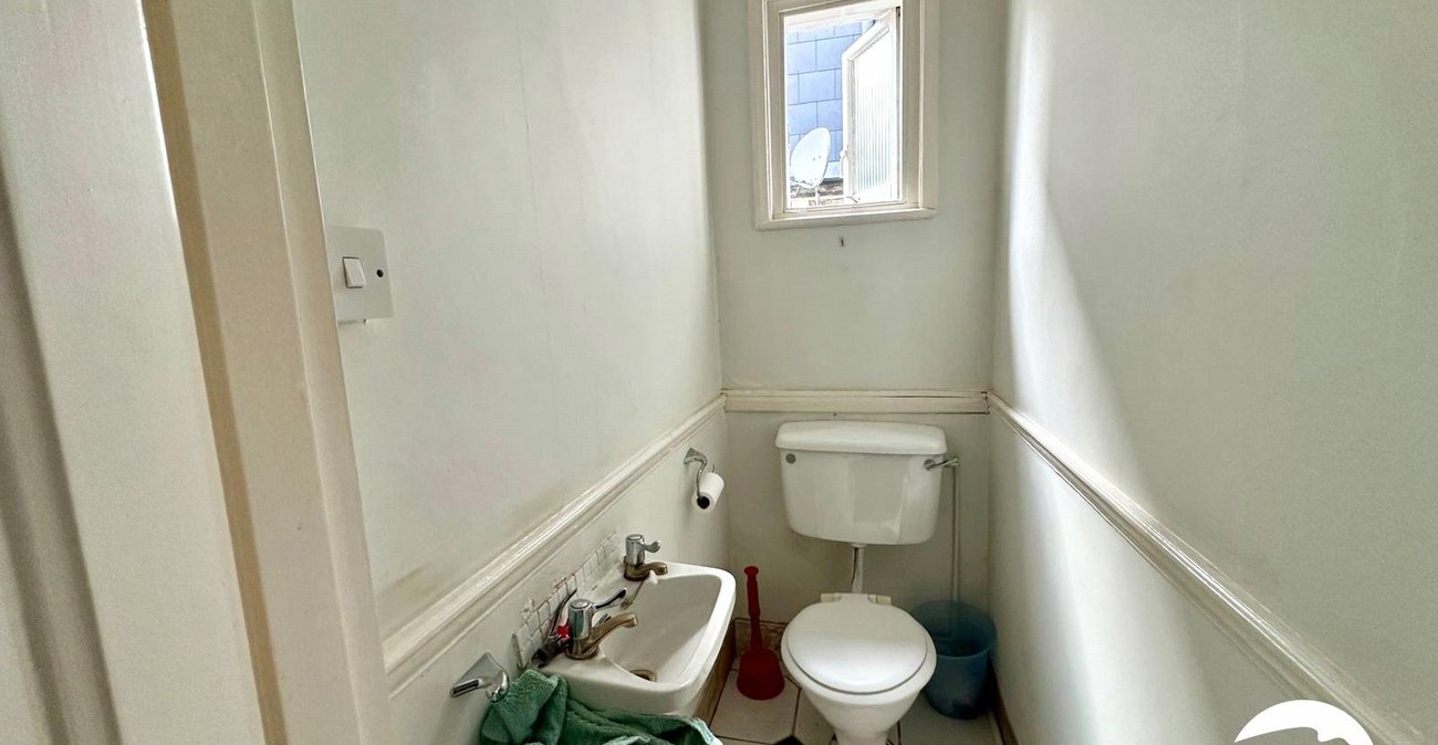 3 bedroom house for sale in London | Robinson Jackson