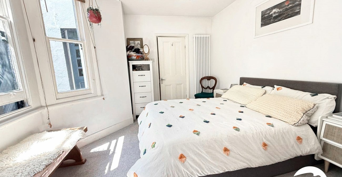 2 bedroom property for sale in London | Robinson Jackson