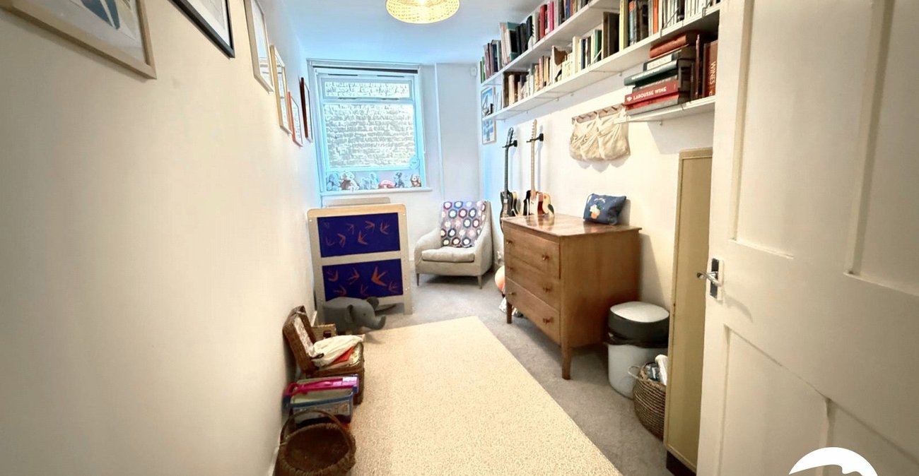 2 bedroom property for sale in London | Robinson Jackson