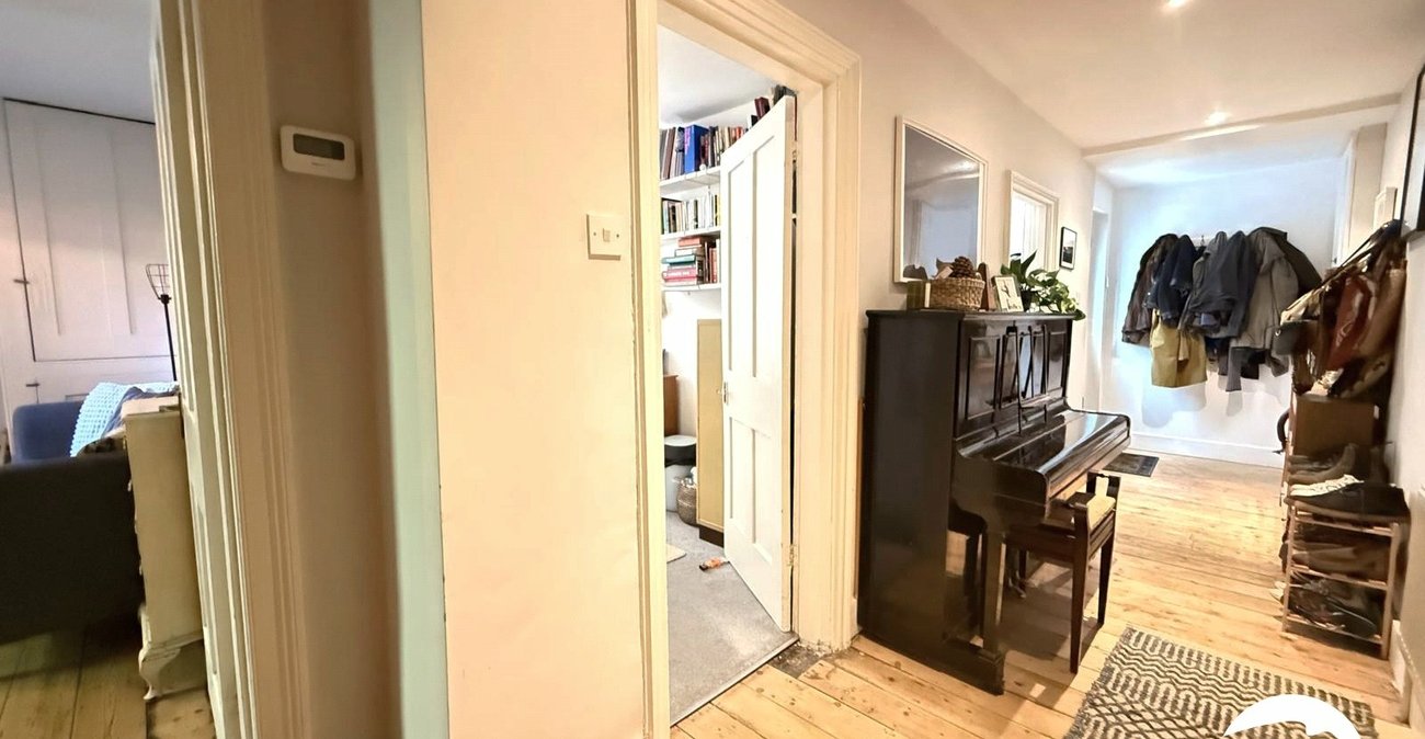 2 bedroom property for sale in London | Robinson Jackson