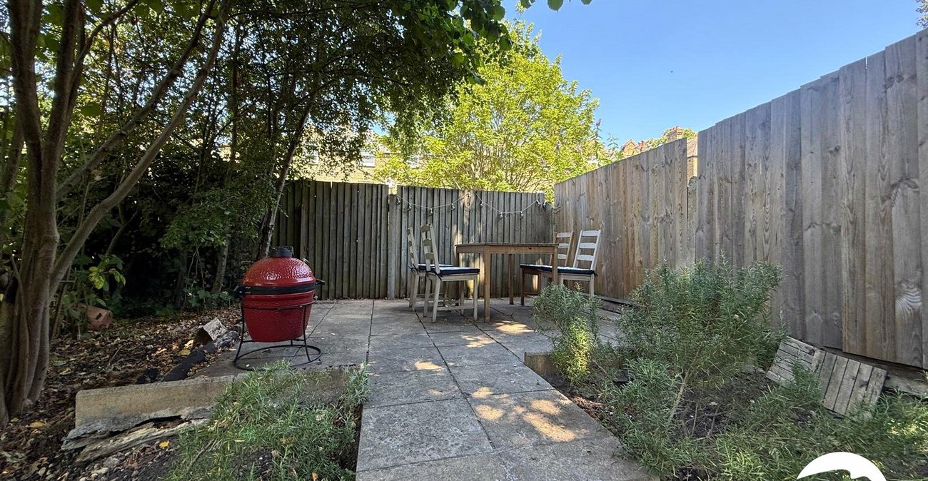 2 bedroom property for sale in London | Robinson Jackson