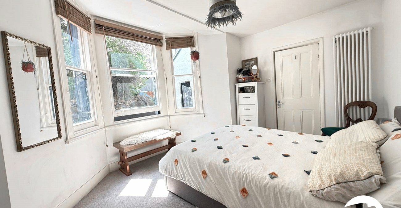 2 bedroom property for sale in London | Robinson Jackson