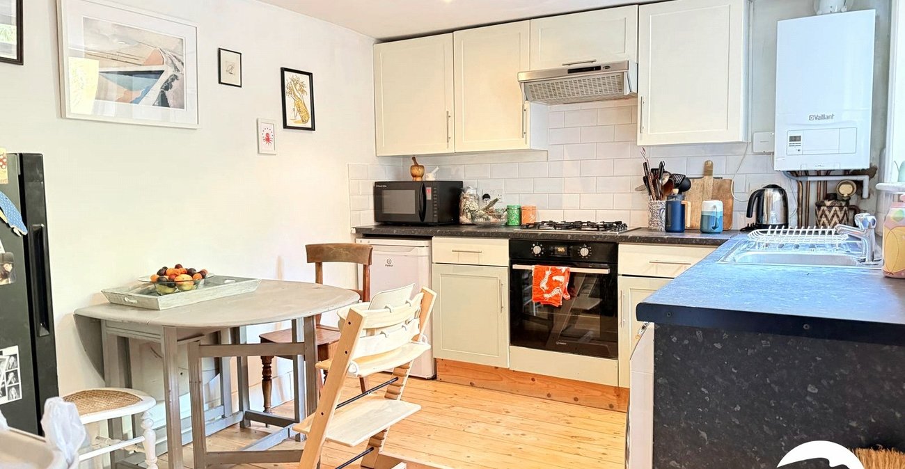 2 bedroom property for sale in London | Robinson Jackson
