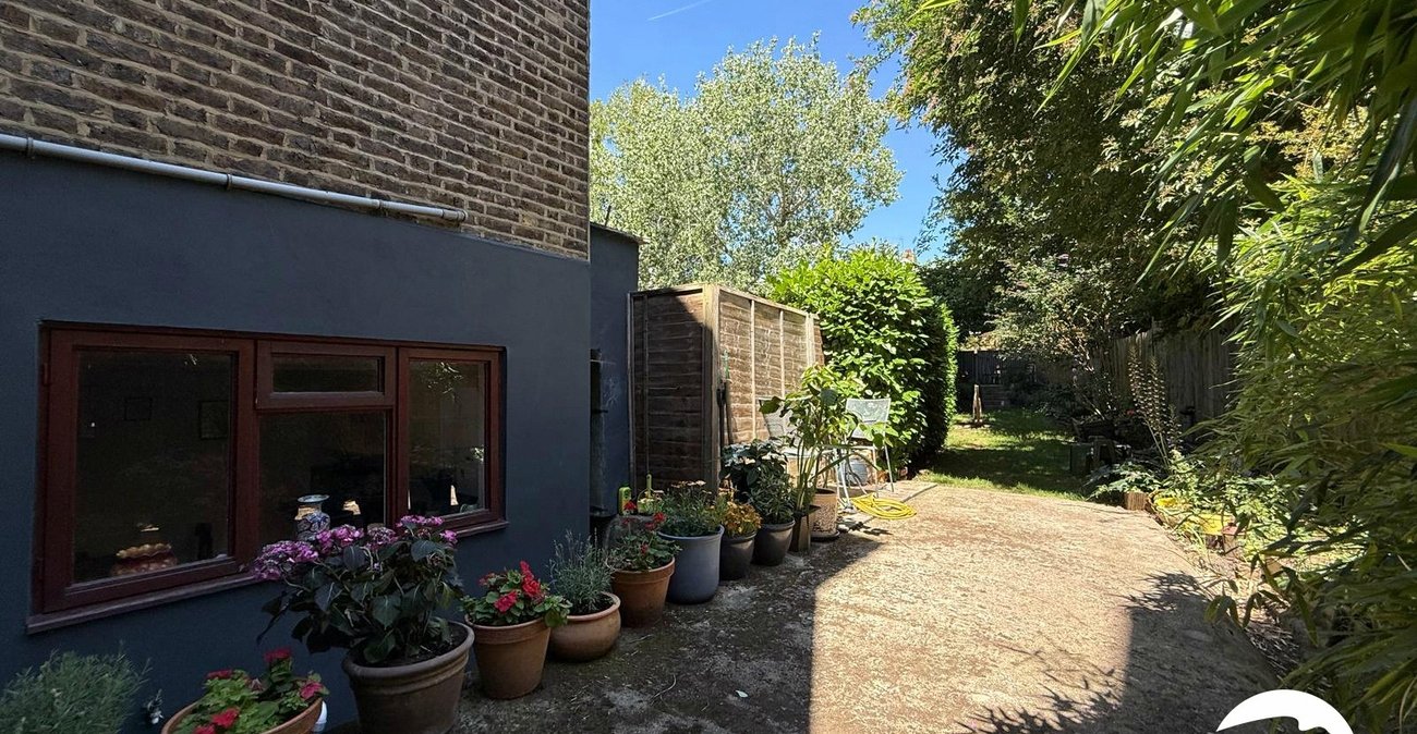 2 bedroom property for sale in London | Robinson Jackson