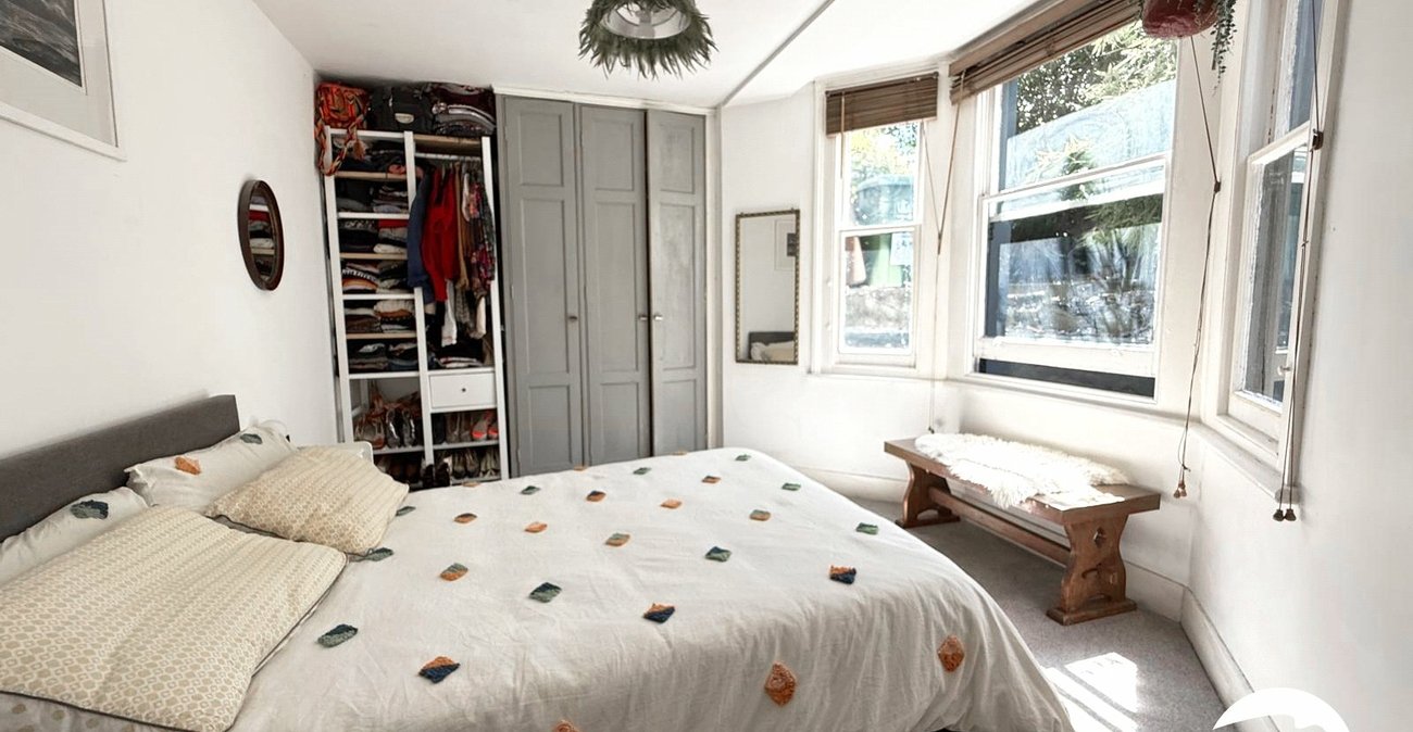 2 bedroom property for sale in London | Robinson Jackson