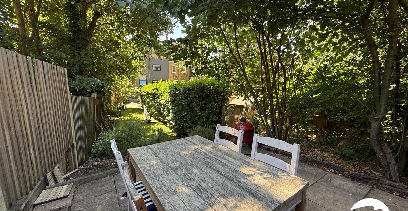 2 bedroom property for sale in London | Robinson Jackson