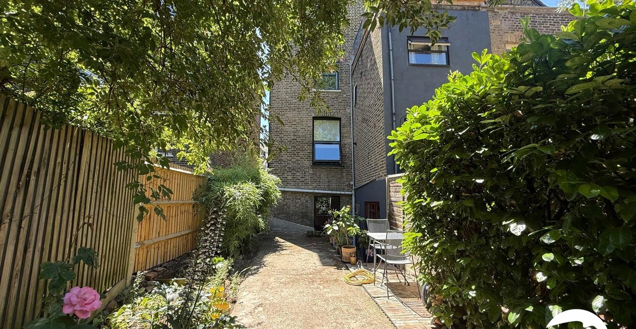 2 bedroom property for sale in London | Robinson Jackson